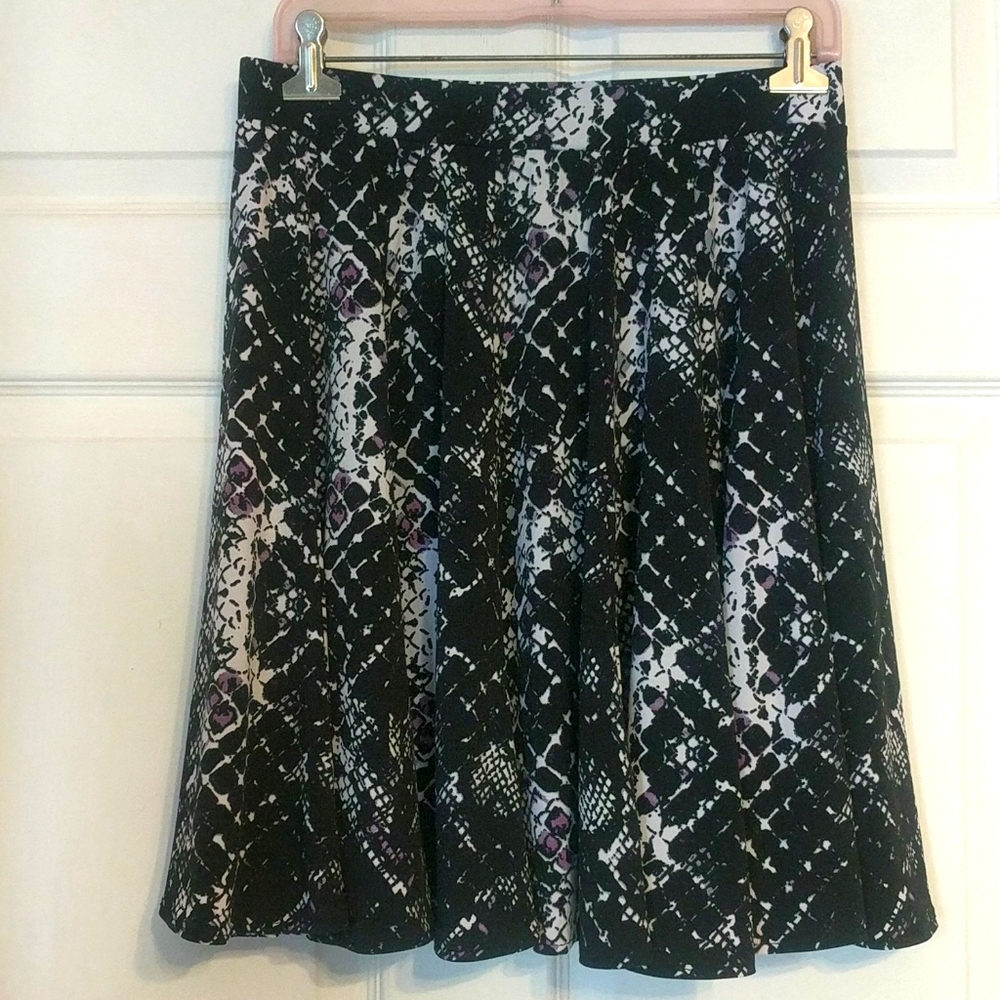 Chelsea & Theodore Skirt M Black White Print Short